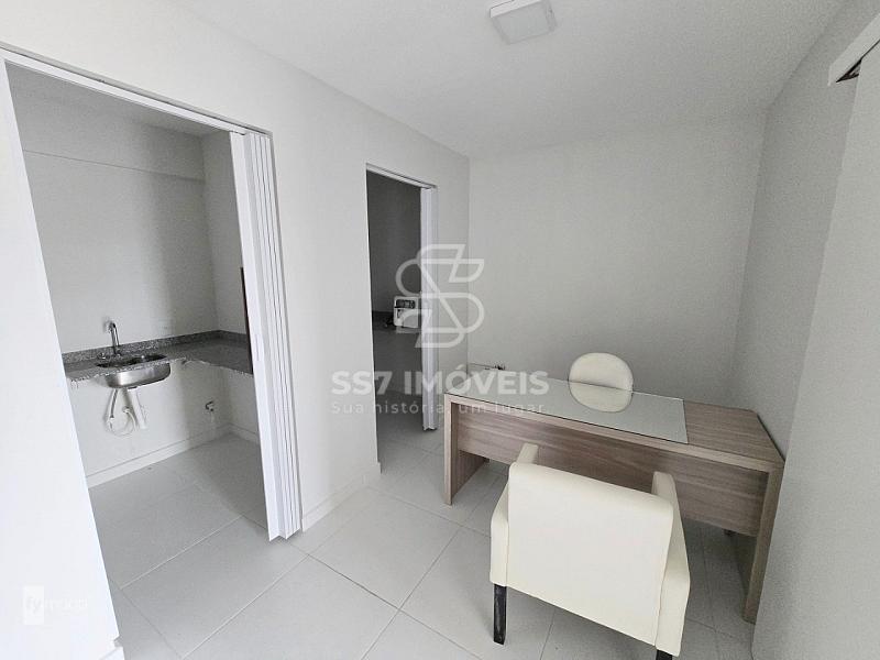 Loja comercial de frente para a rua, projetada e equipada para consultório odontológico, localizada no bairro Campo de Santana — foto 16