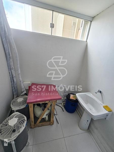 Loja comercial de frente para a rua, projetada e equipada para consultório odontológico, localizada no bairro Campo de Santana — foto 23