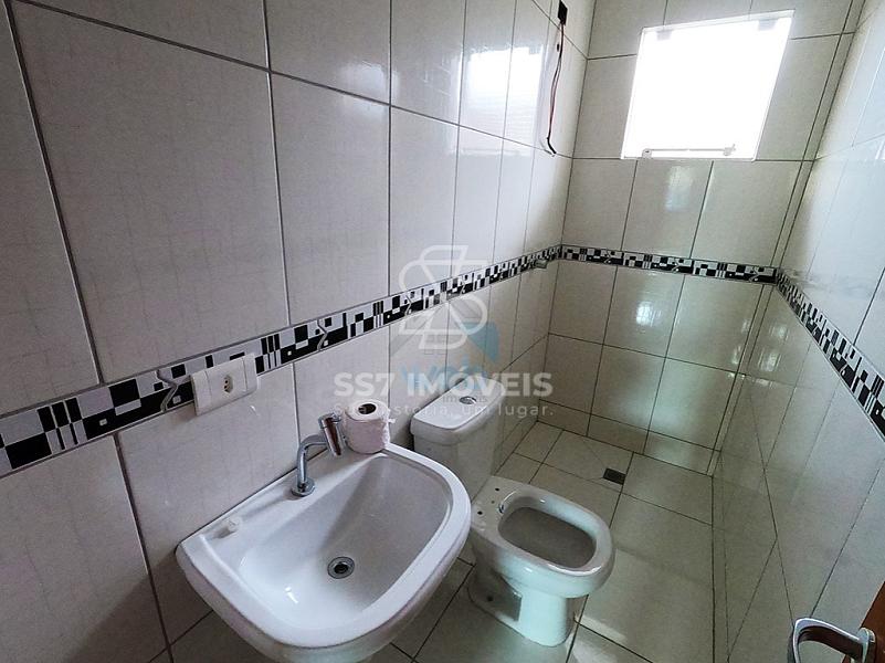 Lindo sobrado à venda, conta com 4 quartos e amplo terrreno, em região tranquila no bairro do Umbará, próximo ao Santuário da Divina Misericórdia. — foto 10