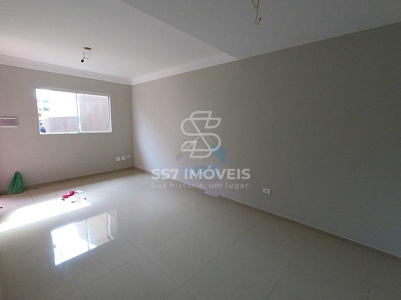 Lindo sobrado à venda, conta com 4 quartos e amplo terrreno, em região tranquila no bairro do Umbará, próximo ao Santuário da Divina Misericórdia. — foto 5