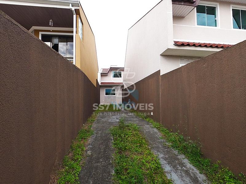 Lindo sobrado à venda, conta com 4 quartos e amplo terrreno, em região tranquila no bairro do Umbará, próximo ao Santuário da Divina Misericórdia. — foto 3