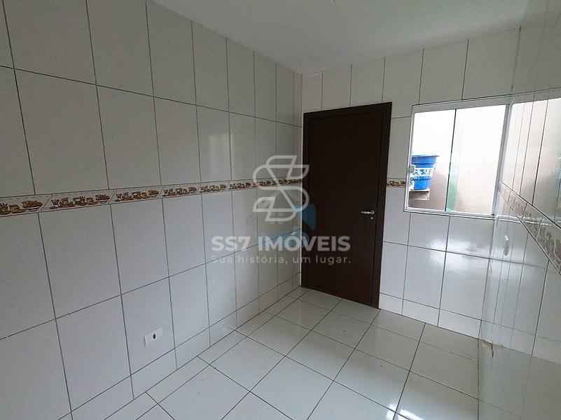 Lindo sobrado à venda, conta com 4 quartos e amplo terrreno, em região tranquila no bairro do Umbará, próximo ao Santuário da Divina Misericórdia. — foto 6