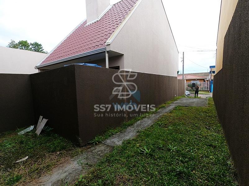 Lindo sobrado à venda, conta com 4 quartos e amplo terrreno, em região tranquila no bairro do Umbará, próximo ao Santuário da Divina Misericórdia. — foto 2