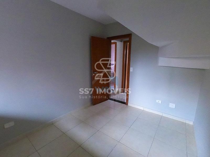 Lindo sobrado à venda, conta com 4 quartos e amplo terrreno, em região tranquila no bairro do Umbará, próximo ao Santuário da Divina Misericórdia. — foto 12