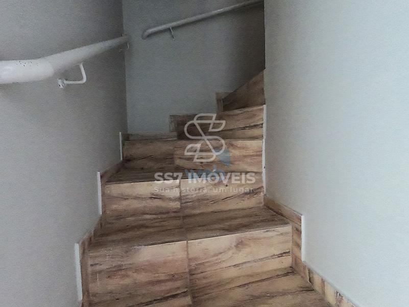 Lindo sobrado à venda, conta com 4 quartos e amplo terrreno, em região tranquila no bairro do Umbará, próximo ao Santuário da Divina Misericórdia. — foto 15