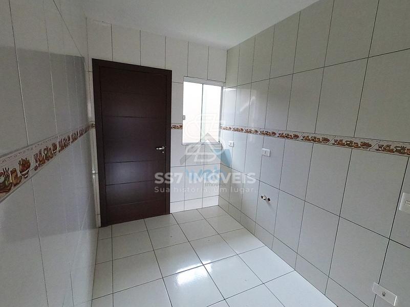 Lindo sobrado à venda, conta com 4 quartos e amplo terrreno, em região tranquila no bairro do Umbará, próximo ao Santuário da Divina Misericórdia. — foto 7