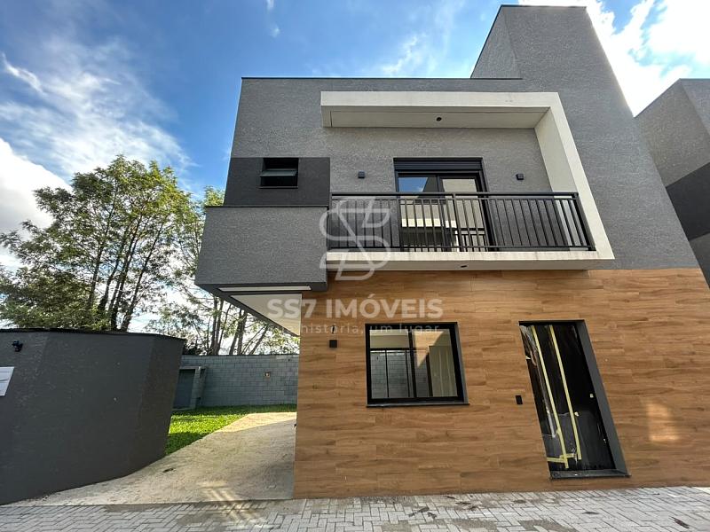 Lindo triplex com 3 quartos com um amplo terreno privativo no Xaxim! 1