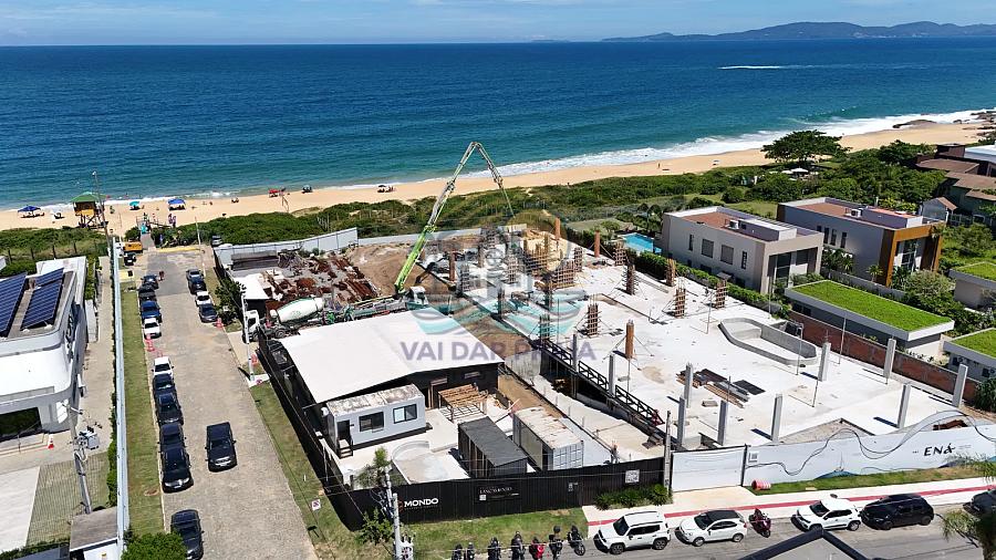 Uma residência frente mar rara na Praia do Estaleiro | Garden exclusivo com 579 m² privativos — foto 8